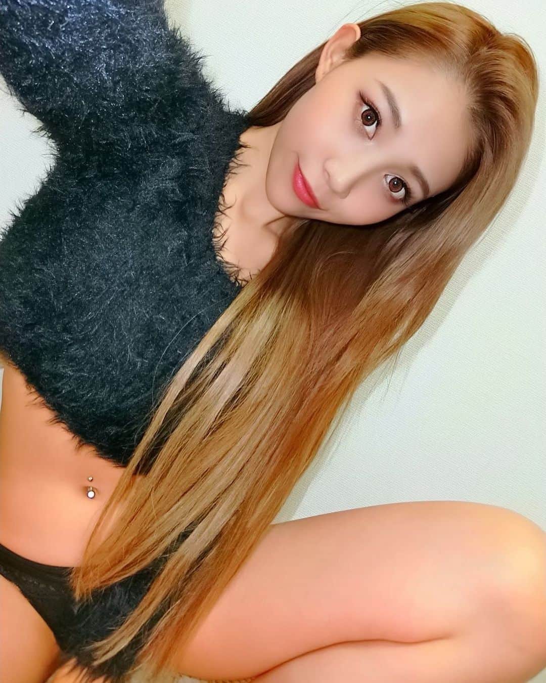 のインスタグラム：「セクスィーショット📸💓 昨日の余韻でひたすらブルピンずーっと聴いてる。（笑） 日本語verよりも韓国語で聴く方が好き😖 なんであんなに細いのにエロいのか💭🤔💜 ・ おやすみ💜🦋 ・ #cyberjapan #cjd_rina #サイバージャパンダンサーズ #selfie #gn」