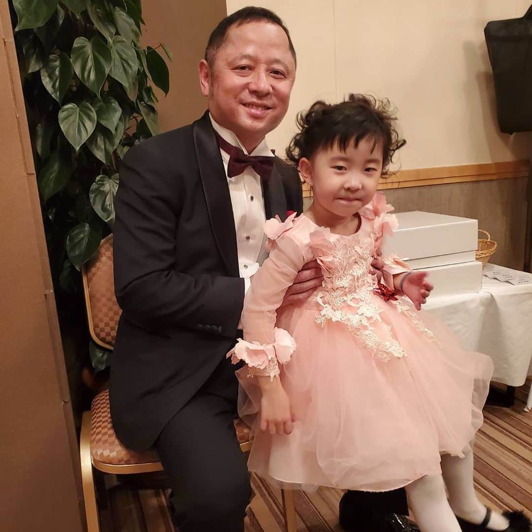 のインスタグラム：「キン肉マンドーターと「キン肉マン40周年感謝の会」を待つ緊張の親子　#キン肉マン　#筋肉人　#金肉人　#キン肉マンドーター　#kinkeshi #kinnikuman」