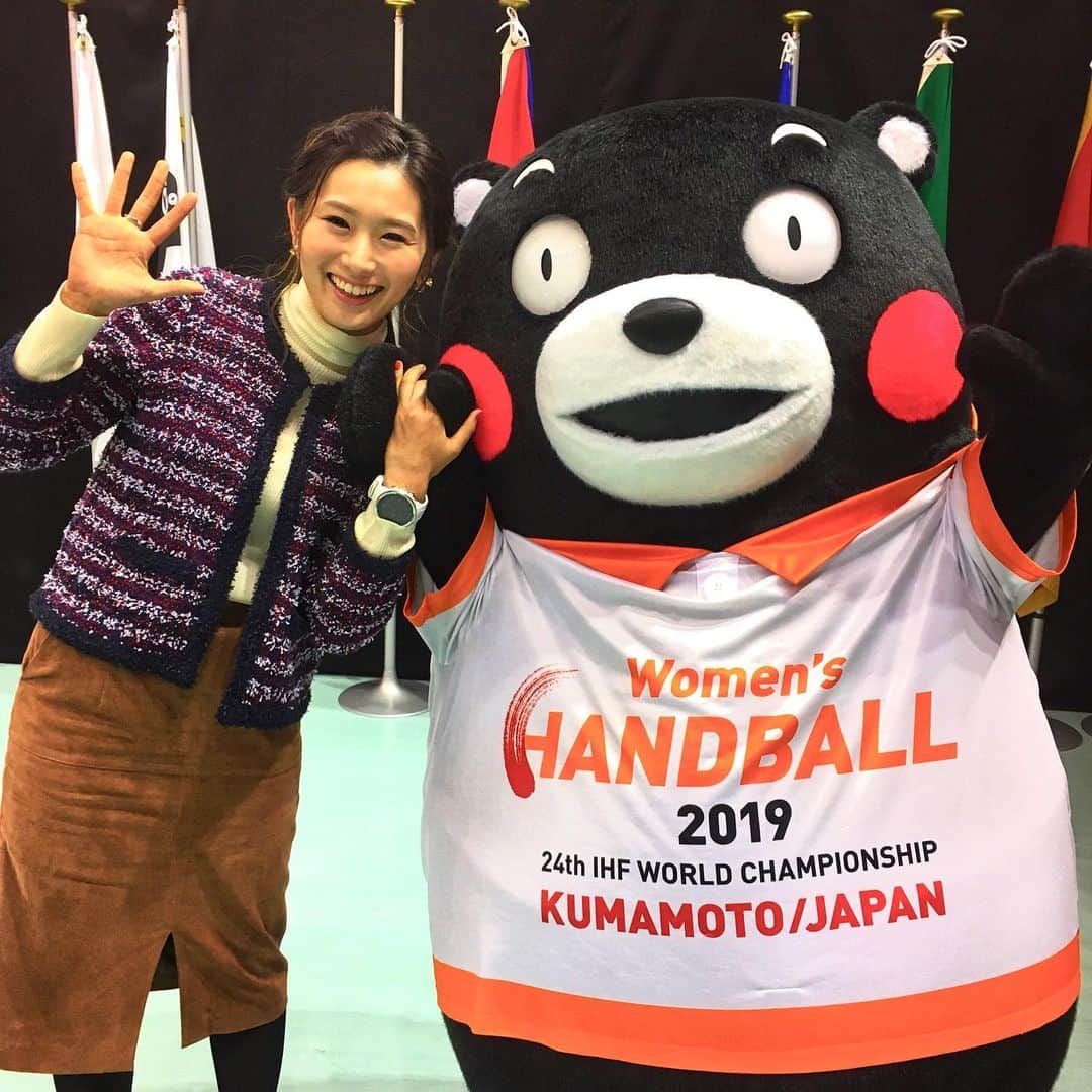 矢原里夏さんのインスタグラム写真 - (矢原里夏Instagram)「🤾‍♀️﻿ 【Women's Handball World Championship in Kumamoto】﻿ 📺テレビ﻿熊本 12/6(金)24:30〜録画放送あります！﻿ ﻿ 🇯🇵vs🇷🇺﻿ in パークドーム熊本﻿ ﻿ ﻿ 熊本復興支援でもある今大会。衣装は毎回自分で用意しているんだけれども、このジャケットも熊本で作られている @chonofabrics  です❤️﻿ ﻿ くまモンも連日お疲れ様ー♡皆の癒し♡ ﻿ #女子ハンドボール世界選手権﻿ #おりひめジャパン﻿ #ハンドボール﻿ #ハンドボール部﻿ #スポーツ﻿ #熊本﻿ #handball﻿ #beachhandball #くまモン」12月5日 23時22分 - rika_yahara