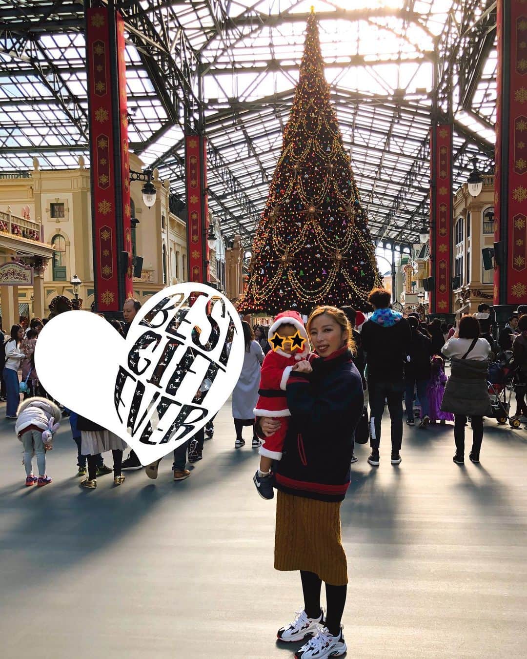 山口リサのインスタグラム：「息子と初めてのディズニー旅行❓2回目❓🎄☺️前回は2年前のクリスマスシーズンで、お腹の中にいた息子🤶こうして成長した息子を抱っこすると感慨深かった☺️ ・ 最近はどんどん色々なことがわかるようになってきて、ディズニーもめちゃくちゃ喜んでくれました🥰 ・ 本当にどのクリスマスよりも1番幸せだなぁ🎁❤️大変ではあるけれど、毎日沢山の喜びと成長をくれる息子に、今年はどんなプレゼントを贈ろう❓🤔 ・ ありがとうの気持ちを込めて…💕もうみんなプレゼント決まったかな❓🤶 ・ #3枚目は2年前 #disneyland #夢の国 #でもこんな現実が夢だった #リサスタグラム #リサオ君 #2人目妊娠中 #妊娠7カ月」
