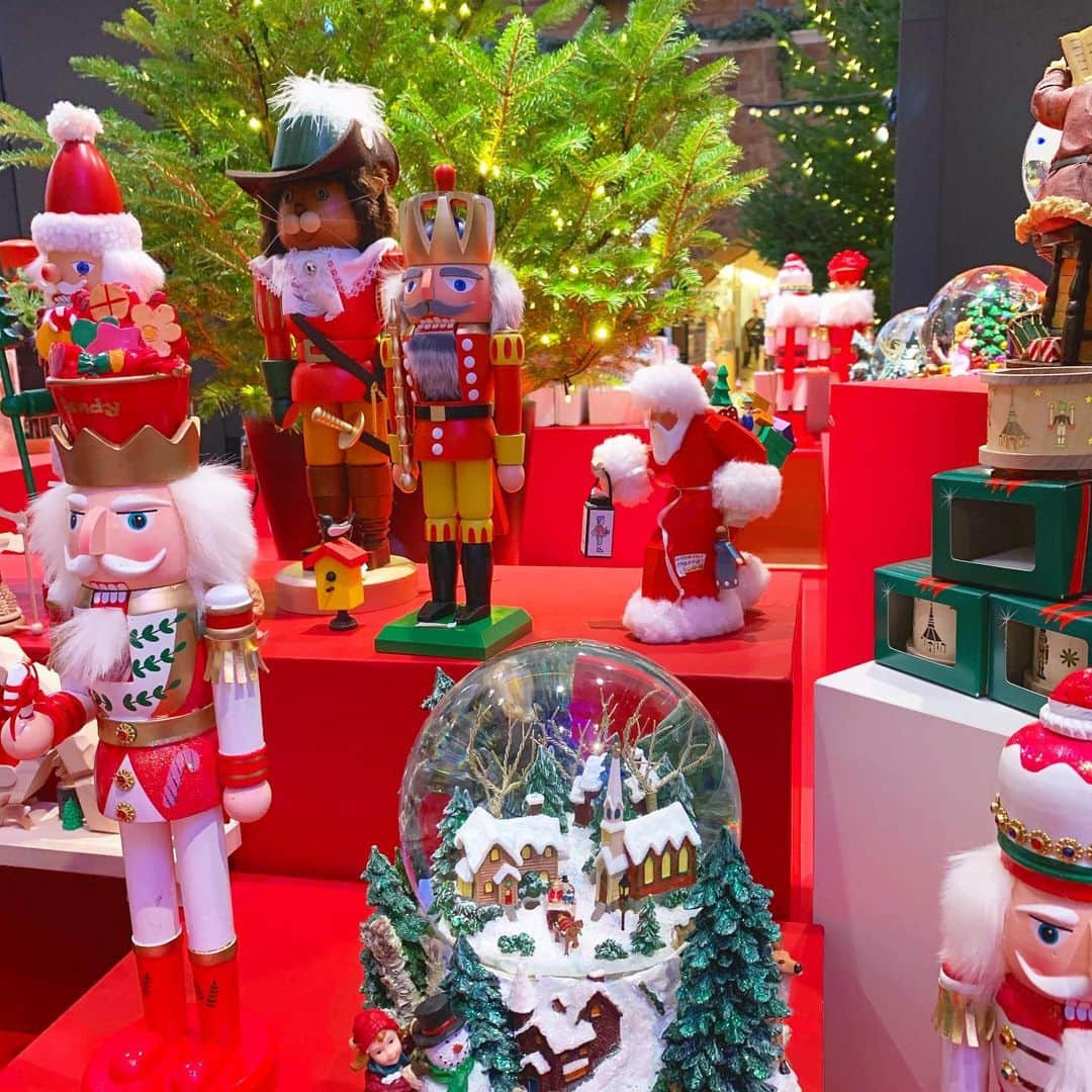 岡本麻佑のインスタグラム：「. 1年の中で一番好きなシーズン🎄🌟❤️でもクリスマスが終わってしまうのが寂しくていつも切なくもなるねんなぁ😢😢😢#xmas#christmas#winter」