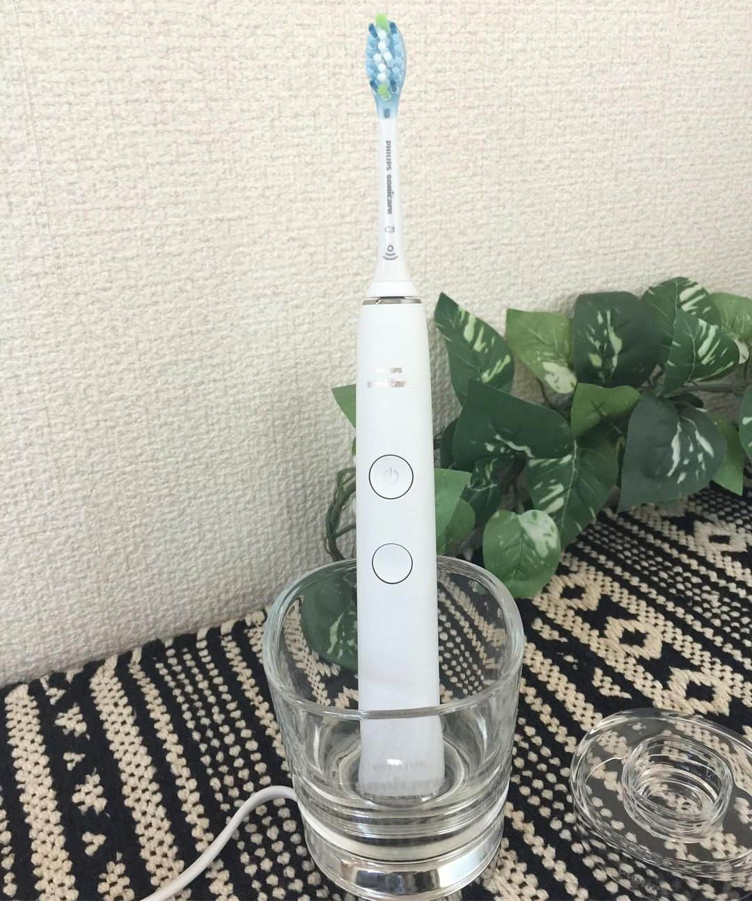 miho.a.nicoさんのインスタグラム写真 - (miho.a.nicoInstagram)「ずっと気になってた電動歯ブラシ✨ 歯医者さんで働いてた事もあってオーラルケアにはめっちゃ興味があります👀✨ こちらはソニッケアー  @philipssonicare  さんの「Diamond Clean Smart」✨ ・ 高速振動で歯垢をたたいて浮かし、同時に口の中に”音波水流”を発生させてやさしく効果的に歯垢をかきだしてくれます✨ なんと手磨きより最大10倍の歯垢除去力があるんです❣️ ・ このシリーズ最上位「HX9911/05」の特長は、グラス型充電器とアプリ対応な事😊✨ アプリでは、磨き方ガイド・磨き残しのお知らせなどで歯みがきをサポートしてくれるんです✨ 三段階の強さ設定で電動歯ブラシ初心者の私でも安心❣️ ２分で自動停止するタイマー付きなのも嬉しい😆 ・ あと凄いと思ったのは「過圧防止センサー」✨歯と歯ぐきへの圧力を感知して、押しつけ過ぎを振動と光で知らせてくれるんです😆ブラッシングは力入れるのNGなので凄く便利な機能です🎵 ・ ブラシヘッドの交換のタイミングをアプリやハンドルライトで知らせてくれるんです✨ 置くだけで充電出来るグラス型の充電器も可愛い💕 ・ 最新の電動歯ブラシってこんなに凄いんですね✨ 是非ソニッケアーで検索してみて下さい😆 ちなみに❣️ 今回モニターした商品(HX9911/05)は対象外らしいけど、 12/6(金)〜12/9(月)のAmazon CyberMondayのタイムセール登場予定商品にソニッケアーが出るみたいです😊 ↓↓↓ https://www.amazon.co.jp/b/ref=s9_acss_bw_cg_19HERO_md1_w?node=6099676051&pf_rd_m=A3P5ROKL5A1OLE&pf_rd_s=merchandised-search-2&pf_rd_r=ETTE32WSSD1QDZBMJWCM&pf_rd_t=101&pf_rd_p=d4017516-0c40-44d4-8912-16cc22e1877e&pf_rd_i=3959621051 ・ ・ 同じフィリップス製の光美容器もタイムセールが予定されてるみたい❣️ 光美容器 ルメアのモニター投稿も、#ルメアアドバンス で検索できるみたいです✨ ・ ・ #ソニッケアー #sonicare #ダイヤモンドクリーンスマート #DiamondCleanSmart  #電動歯ブラシ#白い歯 #Philips #フィリップス #PR #ブラッシング」12月5日 23時33分 - miho.a.nico