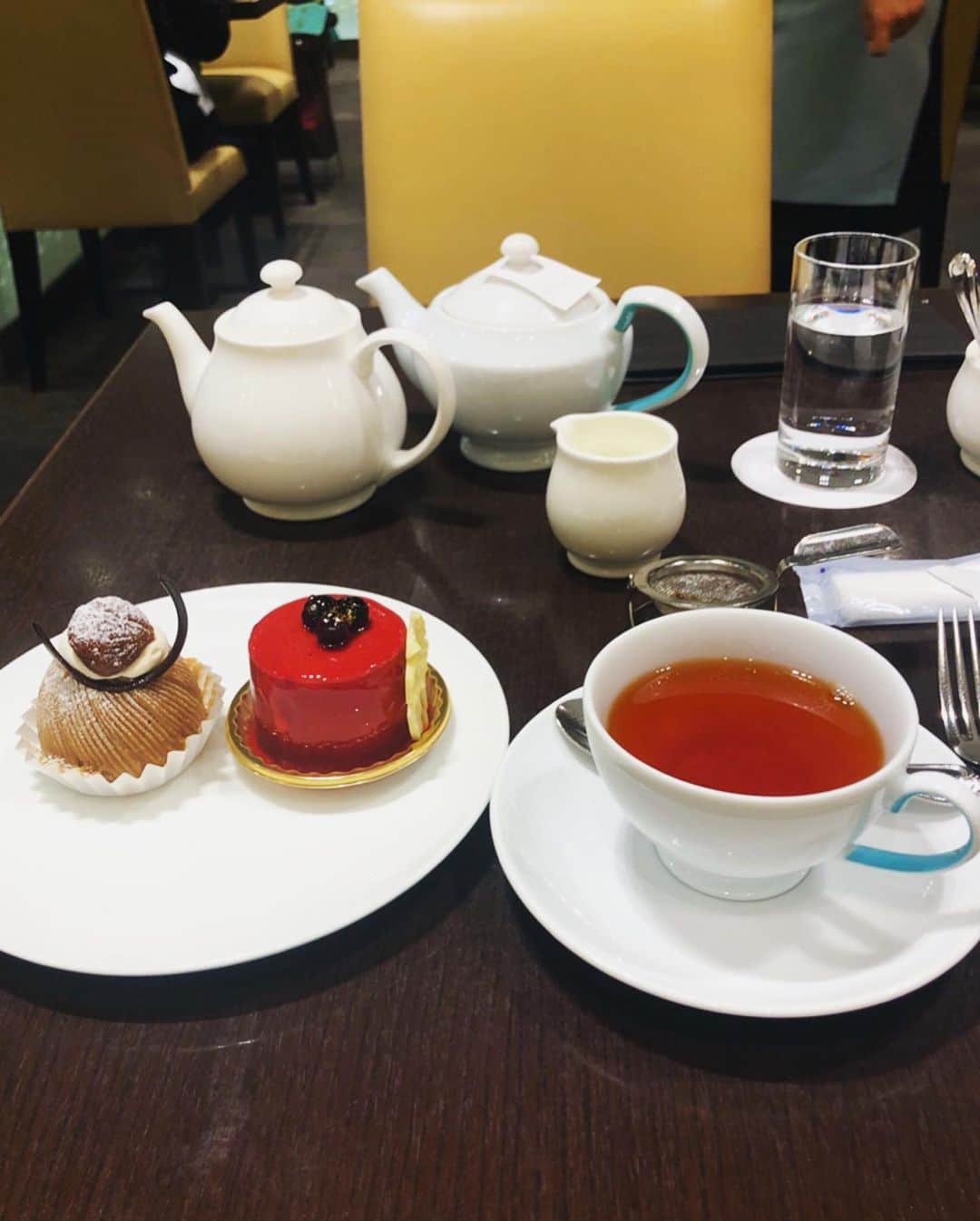 志村玲於さんのインスタグラム写真 - (志村玲於Instagram)「フォートナム&メイソン 食後のtea &デザート 最近寒さが段違いになって来たから紅茶が美味しいです。ちなみにカシスケーキは砂糖なしのストレート、モンブランはミルクティーにして飲みましたよ。紅茶はどちらともクイーンズティーです #紅茶 #紅茶好き #紅茶Butler #Fortnum&Mason #sweet」12月5日 23時34分 - reoshimura0129