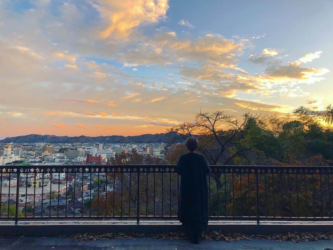 廣瀬規子のインスタグラム：「今日は桐生に行ってきました。 ・ 初桐生。 素敵な場所。 素敵なお店。 素敵なアトリエでした。 ・ いよいよ始まります。 良いものになっていくと 未来が描けた時間でした。 ・ 正直バタバタだけど、 ギリギリガールズだけど（古いし、ガールズでもないけど🤭😅🙇‍♀️） ・ でも、このチームならやれる。間違いない。 そう思えた時間😊 ・ しかし、何なんだろう、 この、どこを切り取ってもシャレとる感じは、、、🤔😌 ・ ・ #桐生 #fashion  #HAMON #HAMONデザイナー　の #岩野久美子さんは #rippleyohinten の #デザイナーでもあります #そして3児の母 #でもいつも笑顔で落ち着いていてとっても素敵です #子供1人でもアップアップしている私ですが #そんな時は久美子さんを思い出して #私も出来る出来る落ち着いて #と #おまじないをかけている #今日この頃 #そしてこの度私は #2019awからスタートし #バンクーバーコレクション #NYコレクション　をデビューした #HAMONの #branddirector として #お仕事させて頂くことになりました #HAMONの世界が表参道にやってきます #詳細はまた #焦らすよね〜🤭😂🙇‍♀️」