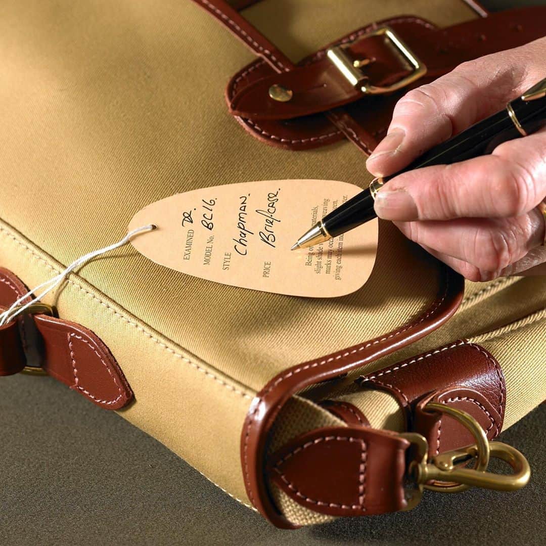 ジョンチャップマンのインスタグラム：「There is no better #present than a #handcrafted in #england bag or accessory. Make sure you get your #bespoke orders and not in stock items for the US, in before 7th December 2019 to guarantee delivery before #Christmas」