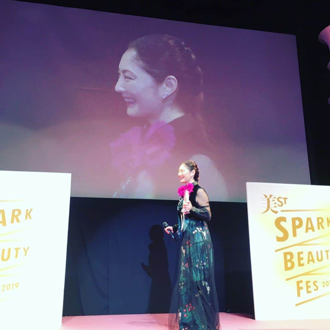 常盤貴子さんのインスタグラム写真 - (常盤貴子Instagram)「美ST10周年を記念したイベント「Spark Beauty Fes」にて「Spark Beauty Award」という素敵な賞を頂きましたっ（ ; ; ）  大大大好きな美ストでっ💕 嬉しいっ。 10周年、おめでとうございます✨🎉✨ これからも、美スト読んで勉強しますっ！美ストファミリーに入れて頂き、ありがとうございます✨  ドレスは…お久しぶりのケイタマルヤマ。やっぱりかわいいなぁ💕」12月5日 23時38分 - takakotokiwa_official