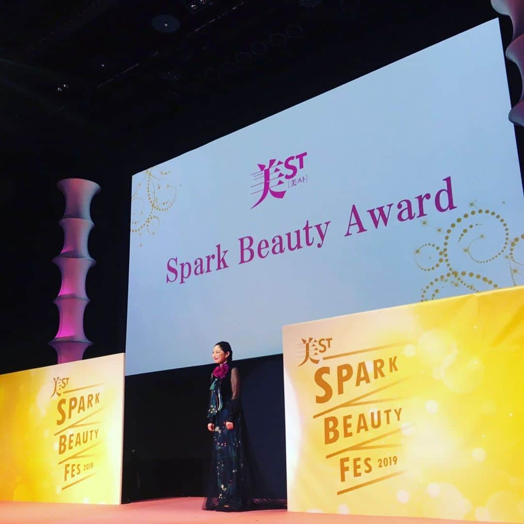 常盤貴子さんのインスタグラム写真 - (常盤貴子Instagram)「美ST10周年を記念したイベント「Spark Beauty Fes」にて「Spark Beauty Award」という素敵な賞を頂きましたっ（ ; ; ）  大大大好きな美ストでっ💕 嬉しいっ。 10周年、おめでとうございます✨🎉✨ これからも、美スト読んで勉強しますっ！美ストファミリーに入れて頂き、ありがとうございます✨  ドレスは…お久しぶりのケイタマルヤマ。やっぱりかわいいなぁ💕」12月5日 23時38分 - takakotokiwa_official