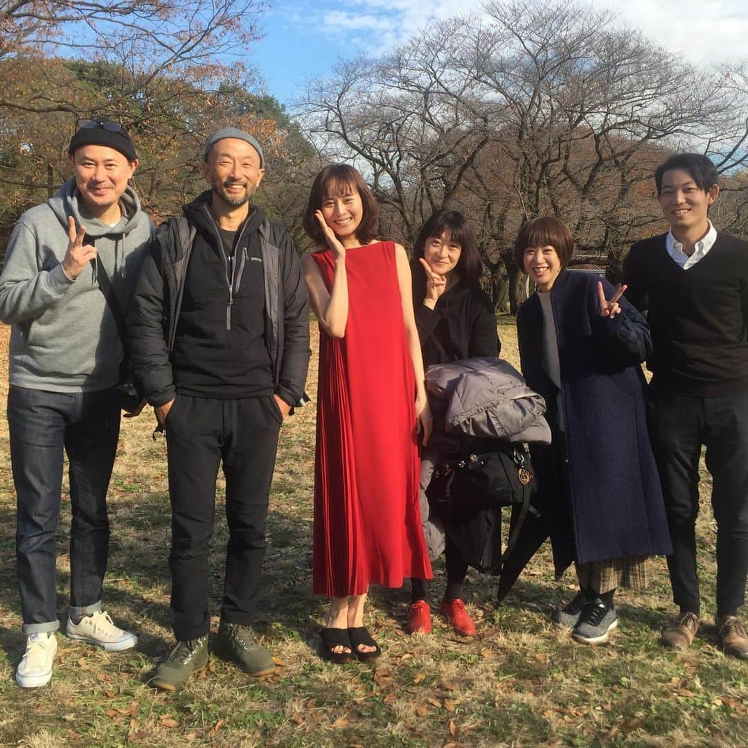 藤代冥砂さんのインスタグラム写真 - (藤代冥砂Instagram)「代々木公園で撮影。 比嘉愛末さんとは、沖縄のローカルネタを話せて緩んだ。県総(沖縄中部の人なら分かる)という単語が代々木でいきかうレアな時間。 集中力が凄い方。 いつか沖縄で撮影したい。」12月5日 23時42分 - meisafujishiro