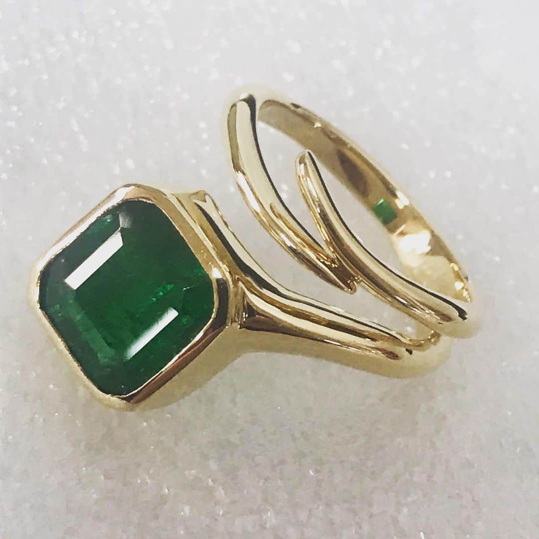 のインスタグラム：「Una joya de ensueño #sortija con esmeralda colombiana #JoaquinBerao #piedraspreciosas #joyas #jewelry #jewelrydesign #jewelryaddict #jewelrydesigner #jewelrylovers #art #handmade #madeinspain #JoaquinBeraoMadrid #JoaquinBeraoJapon #JoaquinBeraoMilan #JoaquinBeraoValencia」