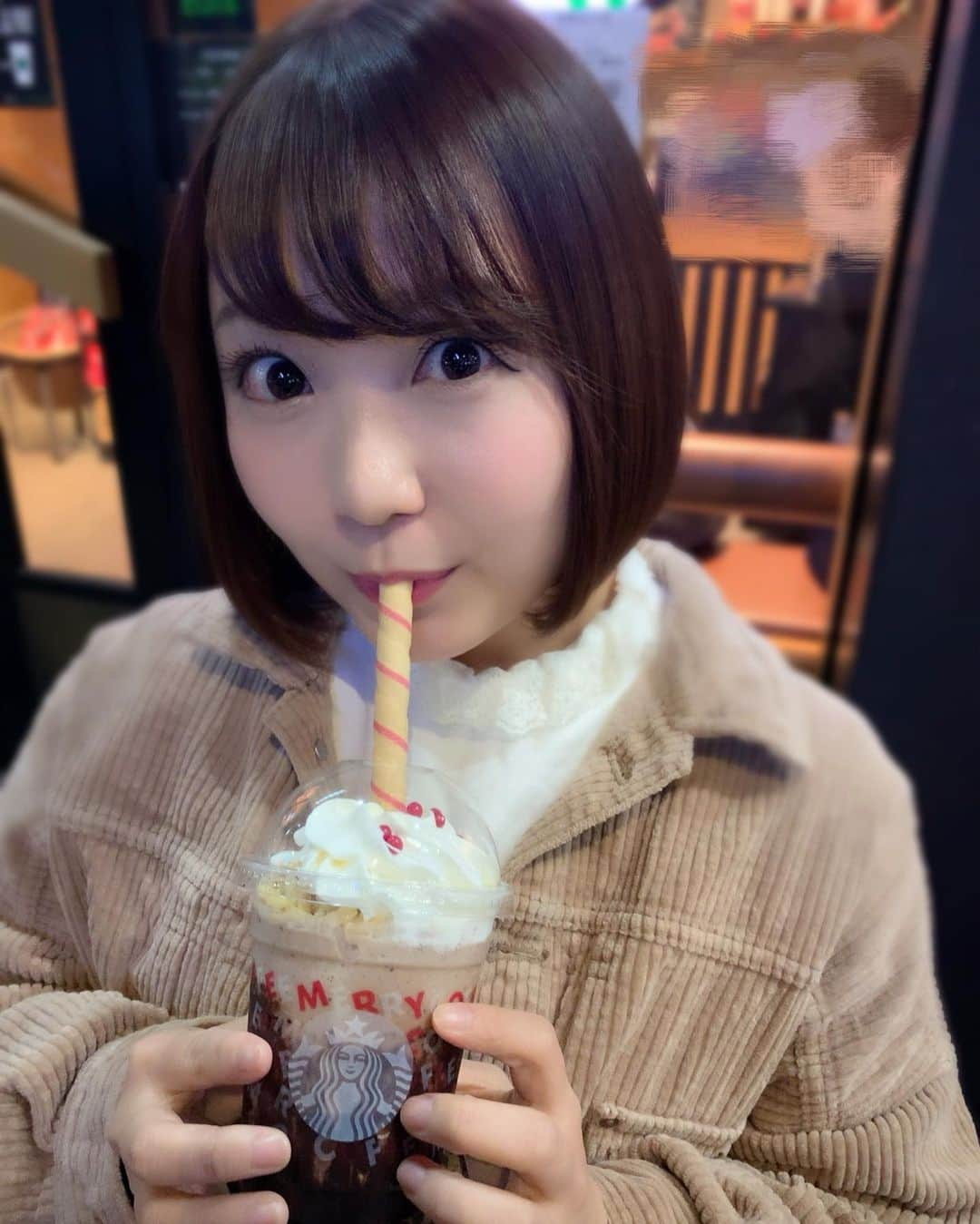 嶋梨夏さんのインスタグラム写真 - (嶋梨夏Instagram)「クッキーストロー途中で食べちゃったけど、楽しかったなぁ🥳✨✨チョコレートにポテトチップスに、お菓子がいっぱい詰め込まれていてクリスマス感満載で美味しかったです🎅🏻💕💕💕 #サンタブーツチョコレートフラペチーノ #santabootschocolatefrappuccino #starbucks #starbucksjapan #スターバックス #スタバ #xmas #christmas #chocolate #frappuccino #sweets #drink #スイーツ女子 #アラサー女子 #甘党 #丸顔 #ショートボブ #ぷに子 #photooftheday  #JAPAN #japanesesweets #japanesegirl #avex #avexmanagement #instagood #followme #極度の甘党 #ricashima #嶋梨夏」12月5日 23時54分 - shimarica_jp