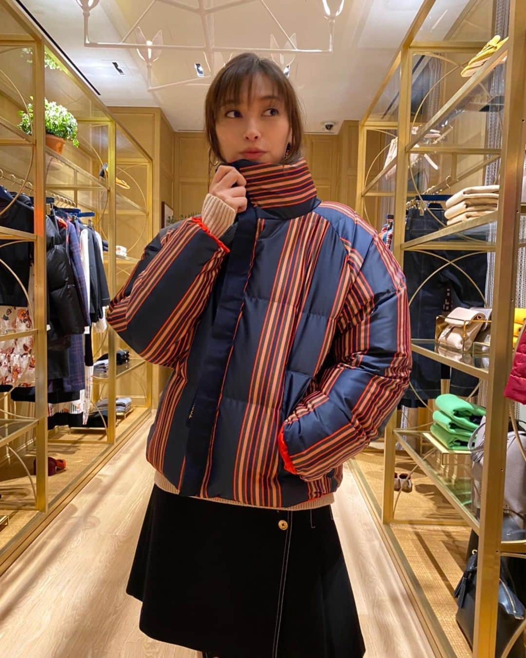 大政絢さんのインスタグラム写真 - (大政絢Instagram)「先日 @toryburch  でお買い物！コートがいろんな種類、そして可愛くて悩む悩む… 真剣に選びながら最後には悩みすぎてわからなーいと🤭 最終的に選んだのはどれでしょう！また、 #今日の絢服 で載せますね #toryburch」12月5日 23時57分 - aya_omasa_official