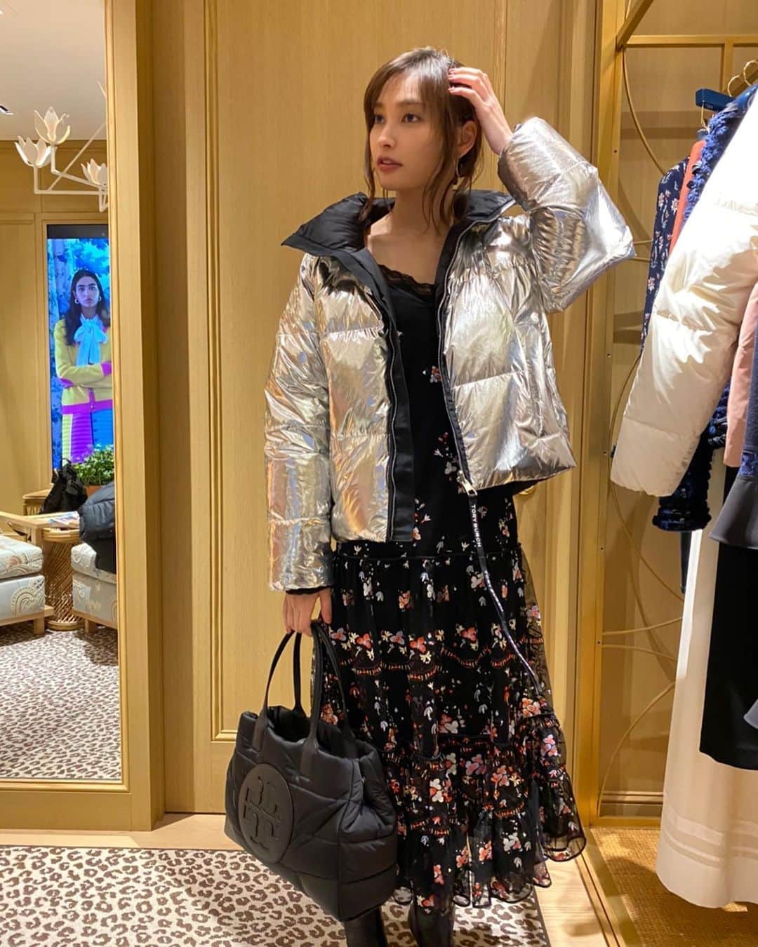 のインスタグラム：「先日 @toryburch  でお買い物！コートがいろんな種類、そして可愛くて悩む悩む… 真剣に選びながら最後には悩みすぎてわからなーいと🤭 最終的に選んだのはどれでしょう！また、 #今日の絢服 で載せますね #toryburch」