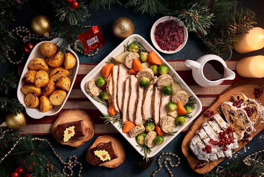 エミレーツ航空さんのインスタグラム写真 - (エミレーツ航空Instagram)「The holiday spirit is in full swing as we prepare to serve 500,000 delicious Christmas meals across all classes on select flights from 9 to 31 December. Sit back and enjoy festive films along with our many holiday treats onboard and on the ground.  #FlyEmiratesFlyBetter #EmiratesAirline #ChristmasWithEmirates #Christmas」12月6日 0時01分 - emirates