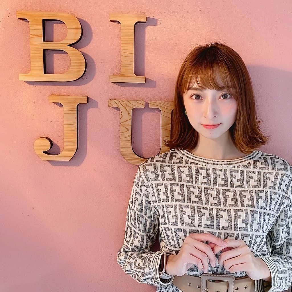 緒方咲さんのインスタグラム写真 - (緒方咲Instagram)「新宿三丁目にある(@biju_tokyo )様へ💝 再生因子フェイシャルと﻿ 小顔造形を受けてきたよぉ💆‍♀﻿ . 火山の泥を使用したクレイパックで﻿毛穴の奥に残っている ミクロの汚れや、タバコや排気ガスの汚れまで吸着してくれてかなりトーンアップしたよ🤭﻿💕 ﻿. 肌の調子がめっちゃ良くなりましたぁ😭❤️ ありがとうございました🙇‍♀️✨﻿ ﻿. 料金について質問あったので載せておくね✨﻿ スタンダード再生因子﻿ 通常¥12800→初回¥9800﻿ +小顔造形オプション¥5000﻿ ﻿ で受けられるよん⸜(* ॑꒳ ॑* )⸝💖💖 ぜひ試してみてね🥰😘 ﻿. #biju #新宿 #新宿三丁目 #オーダーメイド #トータルビューティーサロン #再生因子フェイシャル #美肌 #肌質改善 #小顔 #リフトアップ #再生因子 #シワ #たるみ #肌トラブル #肌トラブル改善 #痩身エステ #身体改善 #スリミング #ダイエット ﻿」12月6日 0時05分 - chaaansaki