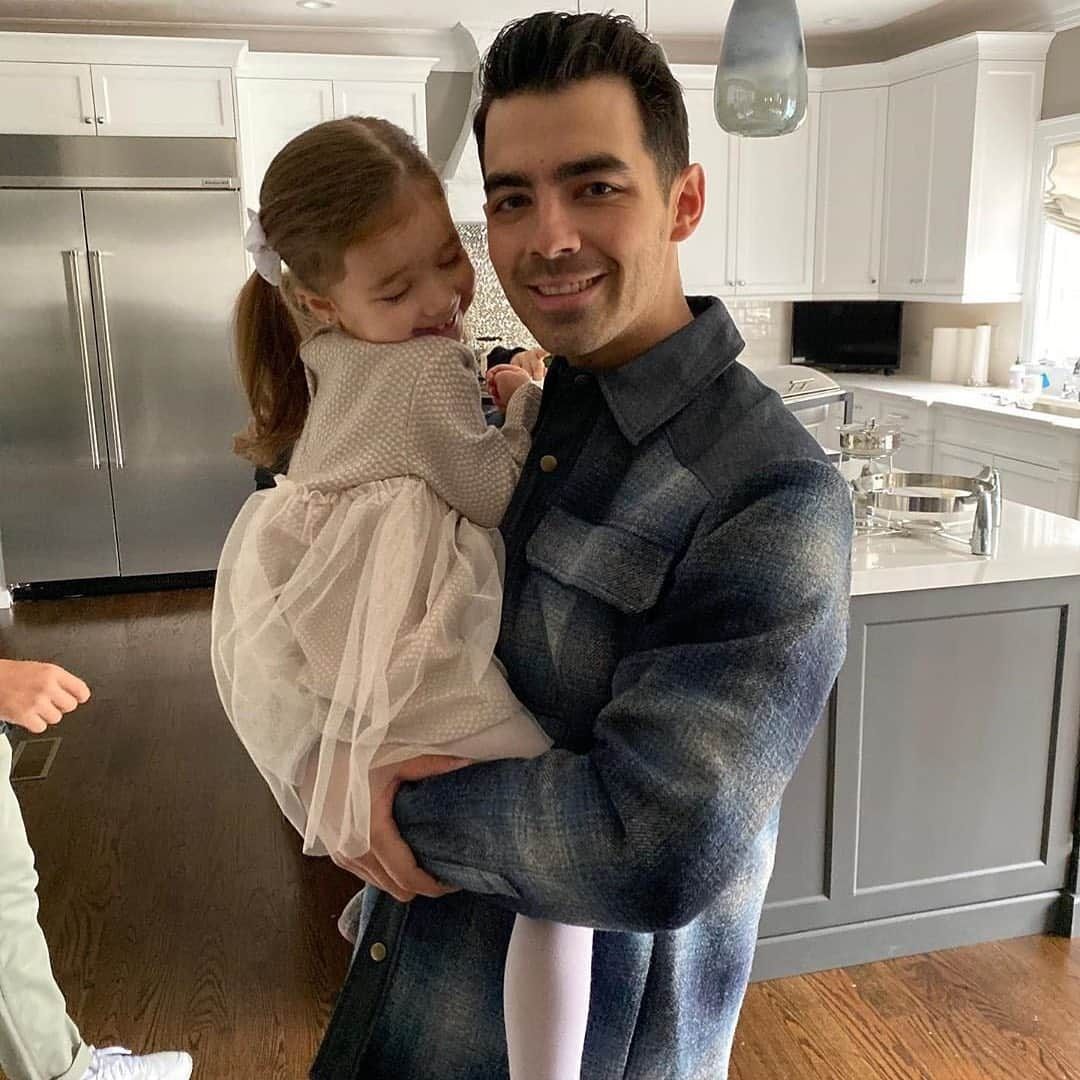 People Magazineさんのインスタグラム写真 - (People MagazineInstagram)「Just uncle Joe Jonas and his adorable niece. 💕 | #Regram @daniellejonas」12月6日 0時05分 - people