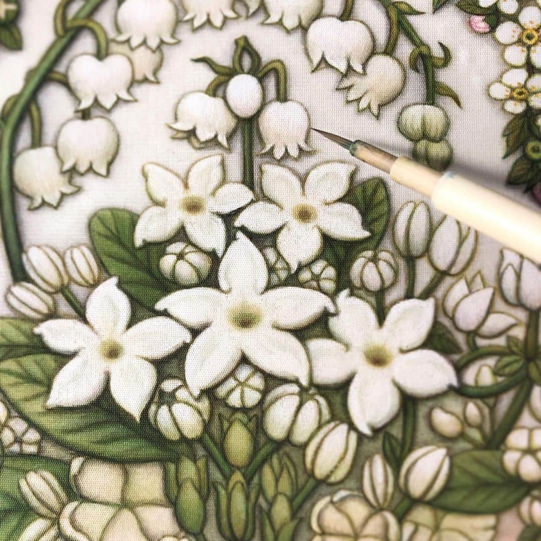榊山敬代のインスタグラム：「🖼… ・ ﻿・ 今日の午後は渋谷は ウエマツ画材店の巻  画楽多市という名の ウィンターバーゲン 12月7日土曜日まで そしてポイント2倍  ということで行ってまいりました  バーゲンの詳細はストーリーズで ご確認いただければとおもいます ・ ・ @sakakiyamatakayo プロフィールにリンク.jp/sakakiyamatakayoより。 … ・ ・ ・ 今回は画像の絹本作品の 表装をおねがいしました  イメージに合う生地が なかなか無くて選択を とてもなやみましたが  和というよりは 様風の雰囲気に  挑戦  仕上がり どきどき  来年のおたのしみに… ・ ・ 今年もウエマツ画材店には  お世話になりまして 親切にしていただき  深くおじぎのとき  個展ではウエマツで配布していただきました チラシを見てわざわざ足を運んでくださった方も いらっしゃいましてありがとうございました  たくさんの情報があるなかで このようなふとした繋がりを 大切にしたいとおもうこの頃 ・ ・ さてきょうは金曜日だと おもってましたら木曜日  今年は時間や日付の感覚が わからなくなる時が多くて  気をつけないとです ・ ・ 🗓💦… ・ ・  #Flowe #green #wip #日本画  #material #絹本 #silk #芸術 #画材 #筆 #Japanese #brush #plants #アート #日本文化 #art #Japaneseart #artist #atelier #日本画家 の #アトリエこんなもん  #日本画の素材 #こよなく愛してる」