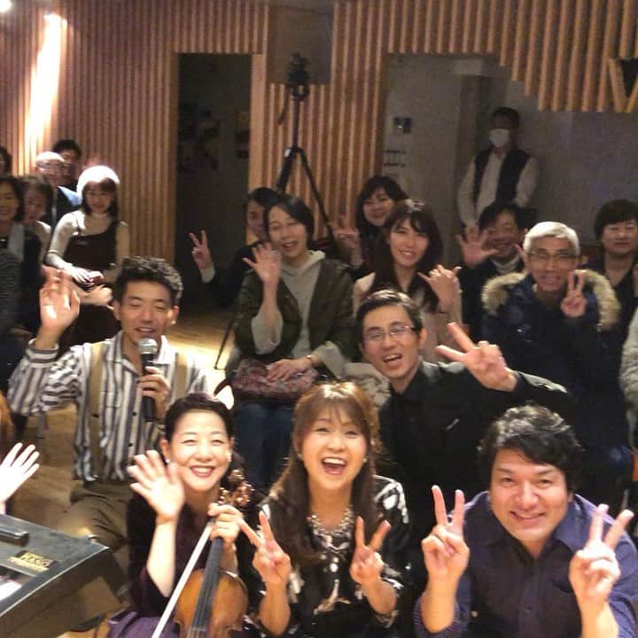 森慎太郎のインスタグラム：「「happy voice2019」 楽しかったー！ 30分も歌わせてもらえて幸せです。 来ていただいた皆さん、杉浦先生、ありがとうございました❗️ 絵画の歌、これからもっと作ろうっと #happyvoice2019 #たくぽんず #北川美晃 #橘未佐子 #藤島武士」