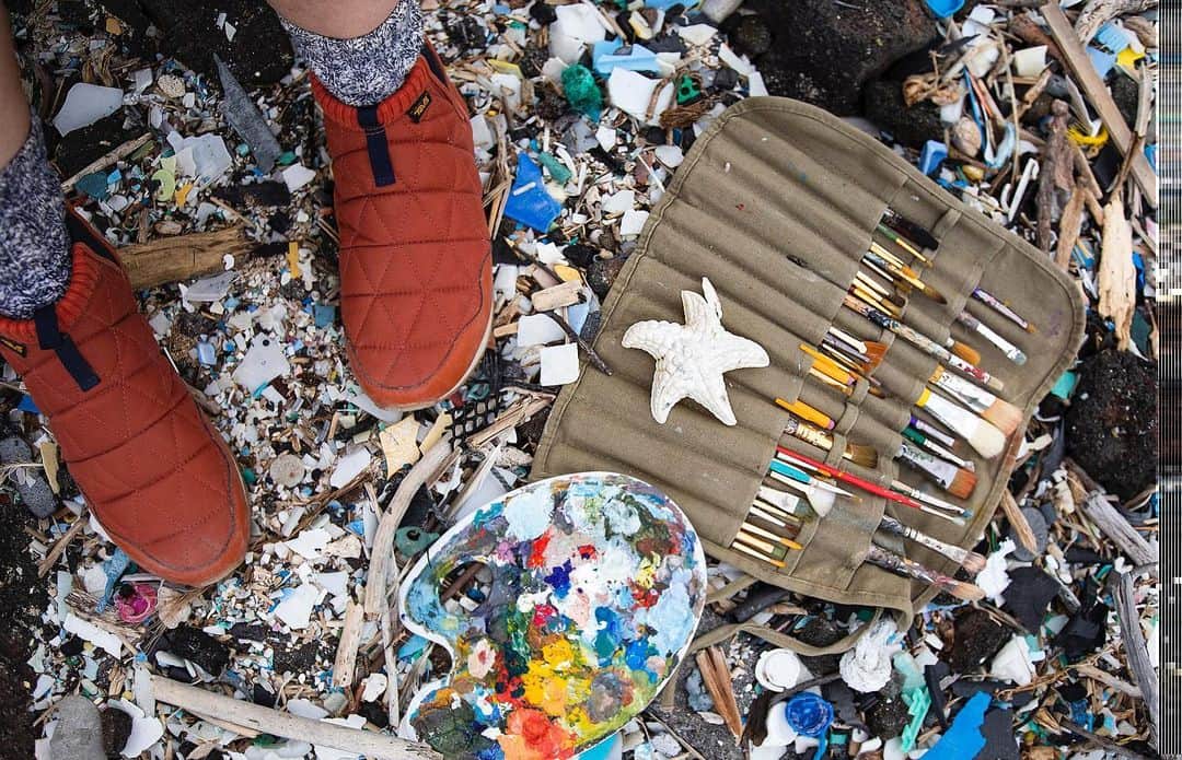 Tevaさんのインスタグラム写真 - (TevaInstagram)「Meet artist @mariahreading who paints gorgeous landscapes on unexpected canvases: trash found in nature. Tap the link in bio to join Mariah on a beach clean-up in Hawaii and hear how she raises awareness by creating beauty out of ocean debris. 📸: @kylie.fly」12月6日 0時24分 - teva