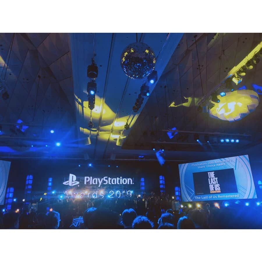 潘めぐみさんのインスタグラム写真 - (潘めぐみInstagram)「🏆PlayStation®Awards🏆 . 12月3日。 . PlayStationの四半世紀。 . PlayStation®Awardsにて『The Last of Us Remastered』が25周年記念ユーザーズチョイス賞を受賞しました。 . 25年の歴史の中で、数多あるタイトルの中から、こうしてユーザーの皆様に選んで頂ける… . そして、そんな素晴らしい作品に携わらせて頂いている… . なんて、光栄なことなのだろう。 . いつも頂き物ばかりだから、何か少しでも皆さんにお返しがしたいと、常に思っていて… . そんな最中(さなか)授賞後すぐに最新作『The Last of Us PartⅡ』のトレーラーが公開となりました。 . これまでジョエル-みなさん-から頂いたすべてにお返しできるよう、今の私のすべてを注ぎ込んで挑みました。 . 受賞後の石立さんのスピーチに、とめどない想いが溢れてきて… . この瞬間を、チームの皆さんと共に分かち合えて、心から嬉しかったし、すべての人の功績が讃えられた瞬間でもあって、こう賞として、証として、残るって、やっぱり大切で、必要なことなんだと思いました。 . 写真は、日本語版のチームの皆さんと！ . めちゃいい顔してるでしょ。 . 2枚目は『The Last of Us』チーム、3枚目は『The Last of Us partⅡ』チームで。」12月6日 0時32分 - han_meg_han