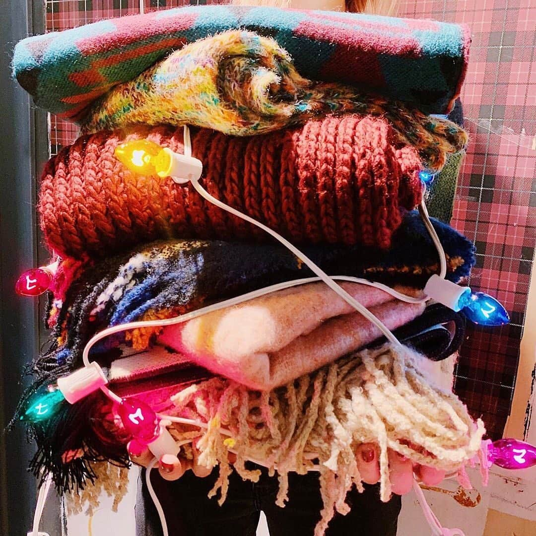 Urban Outfittersさんのインスタグラム写真 - (Urban OutfittersInstagram)「20 days left to shop! @UO_Louisville got the "scarves make a great gift" memo. (Bonus: they're 30% off right now online—and for today only, take 20% off orders of $100 or more!) #UOGifted」12月6日 0時42分 - urbanoutfitters