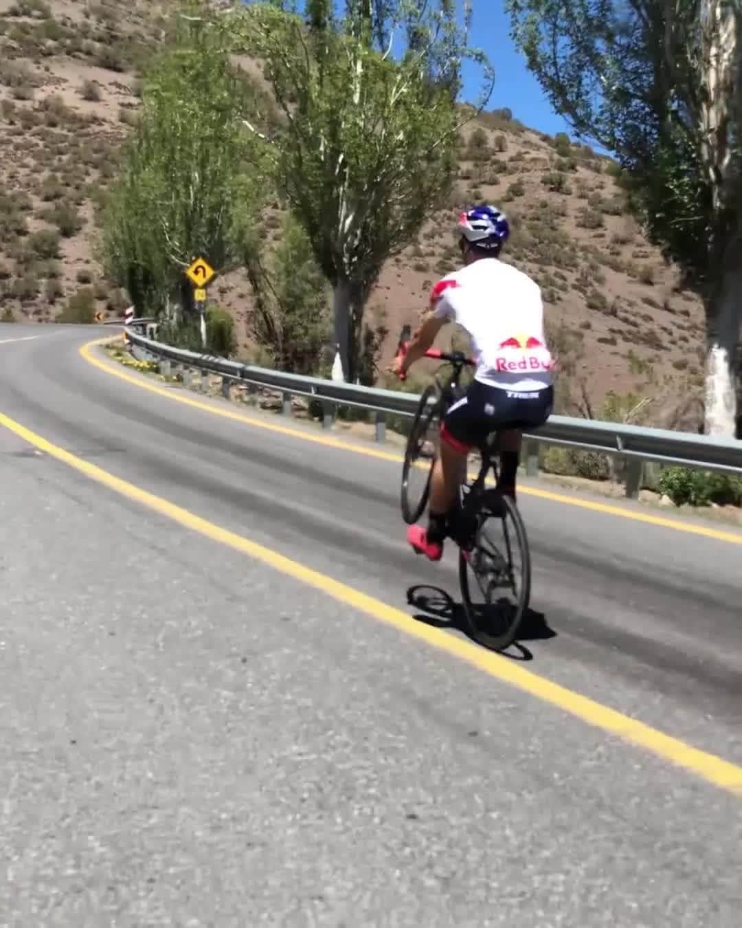のインスタグラム：「we can FEEL the burn 🚴‍♂️🦵 . 💪: @pedroburns @redbullbike #redbull #bike #bikelife #fromwhereiride #fitness #mtb」