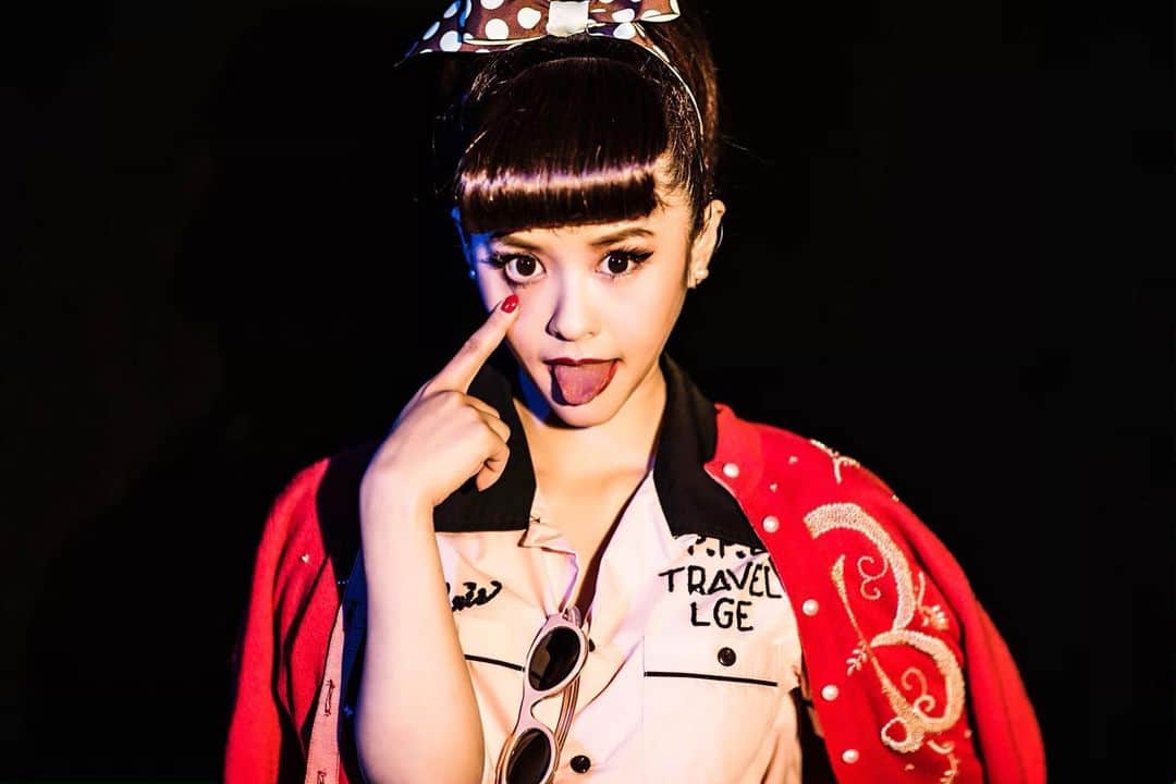 昆夏美のインスタグラム：「. ロカビリージャック 無事に初日を迎えることが出来ました！ ありがとうございました♪ お客様の笑い声がとっても嬉しくて、 これから大千秋楽までいっぱい楽しむぞー！と 改めて思った初日でした！ 東京は30日まで。 シアタークリエにて上演です。 観に来てね♡ . 開演前、勝手に一人でバタバタしてて 衣装での写真を撮り忘れたため、 スチール撮影の時の写真。 本編とは結構違います。笑 . 明日も皆様に ハッピーと笑いをお届けできるよう カンパニー一同頑張りまーす！！ . #ロカビリージャック」