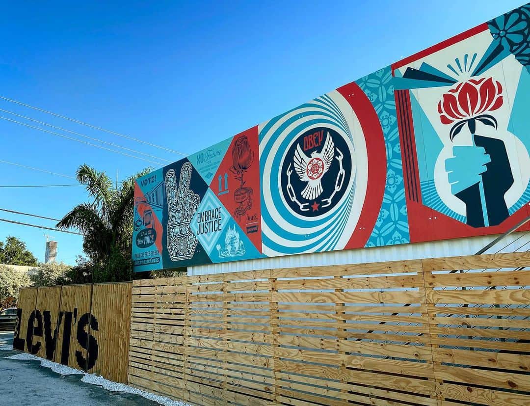 Shepard Faireyのインスタグラム：「#LevisHausMiami opens today! I’ll be there for special workshops and showcasing a new partnership with @levis and @aclu_nationwide. My new mural is up in Wynwood at the #LevisHausMiami as well, plus lots of new pieces through the collaboration between me, @obeyclothing and @levis. Hope to see you there! RSVP through link in bio. - Shepard」