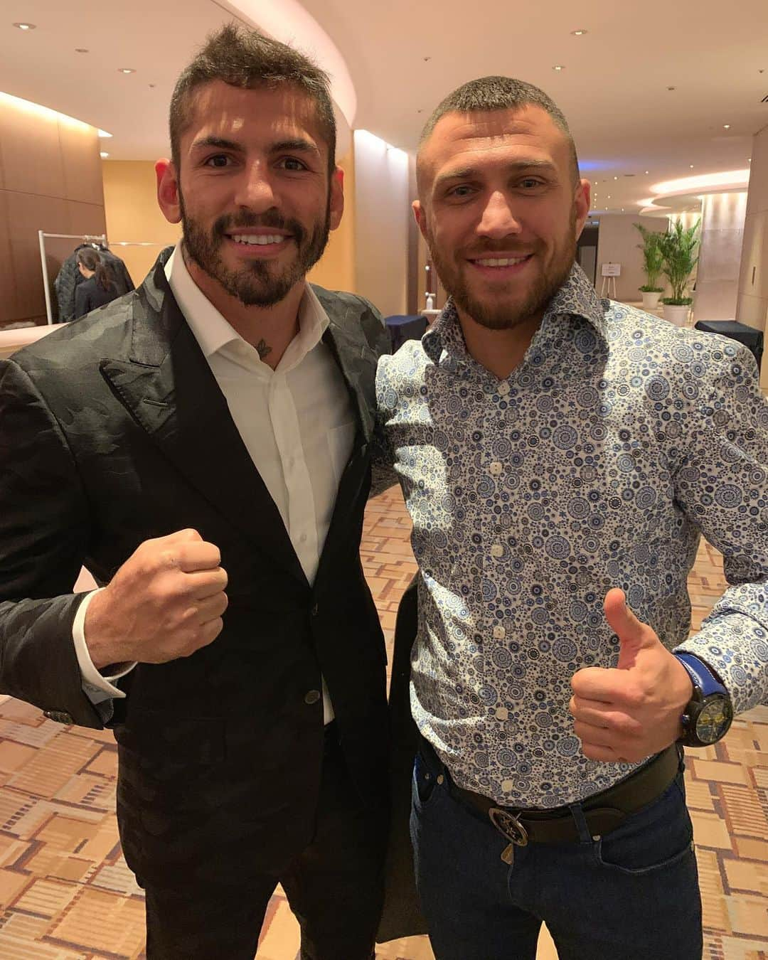 ホルヘ・リナレスさんのインスタグラム写真 - (ホルヘ・リナレスInstagram)「Nice to see you again Champion  久しぶり❗️ @lomachenkovasiliy  #tokyo  #respect  #boxing #japan #again  #ボクシング #wbo  #ロマチェンコ #久しぶり #ホルヘリナレス  #試合 #スーツコーデ #迷彩 @blion_su_misura」12月6日 0時58分 - jorgelinares