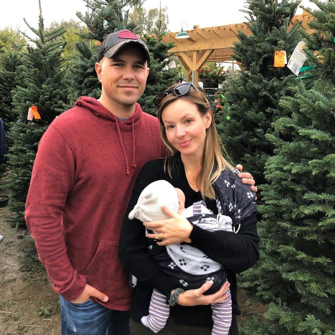 サマンサ・ドロークのインスタグラム：「Creating traditions 🎄Haevyn’s first Christmas tree! ✨ #family #christmas」