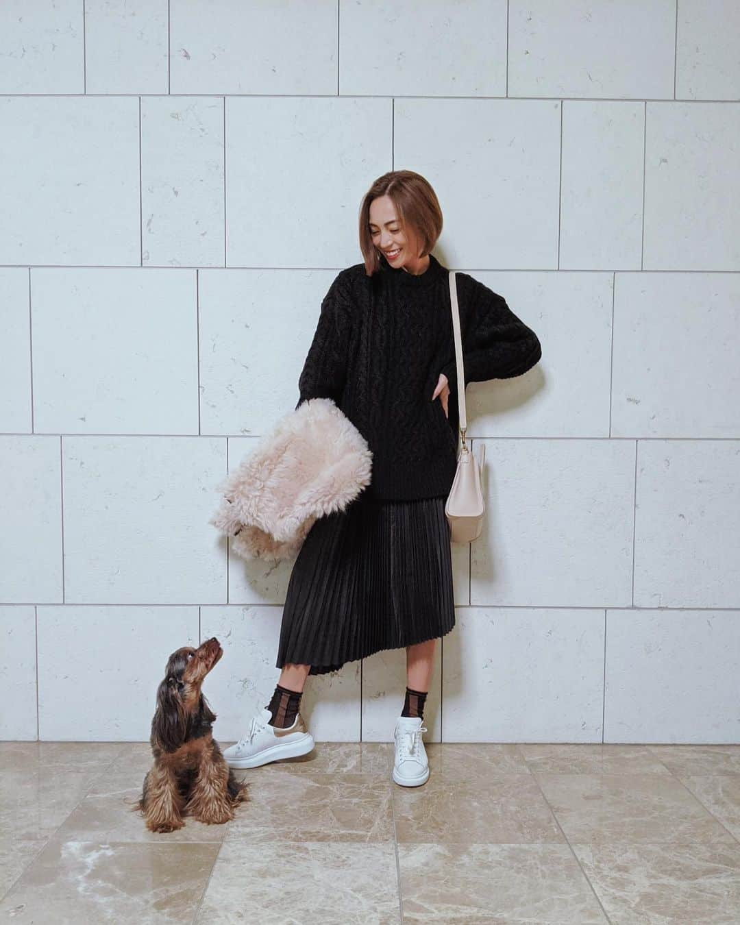 里見茜さんのインスタグラム写真 - (里見茜Instagram)「寝る前にいつも じゃれあっているこの2人👶🐶 なんだか性格が似てきた気が。笑 生まれた時から一緒にいるから、大人になるに連れてお互いどんどん絆が深まっていくんだろうな〜 母楽しみ🌛 .  #意思疎通#してる2人#安心できる存在#っていいね #人懐っこい#兄と妹#ほっこりタイム」12月6日 1時06分 - satomiakane