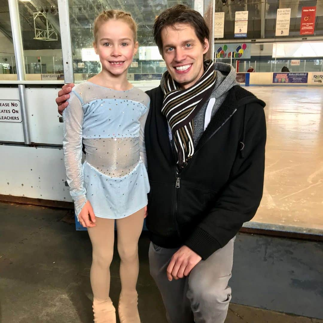 ヴィクトール・ファイファーのインスタグラム：「Keira, congratulations on your first freestyle test #scw #usfsa #freestyle #skating」