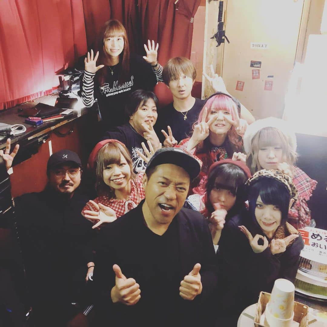 青山愛菜さんのインスタグラム写真 - (青山愛菜Instagram)「FULLBAND ONEMAN SHOW!! to be yandollーAs youー 11月26日はありがとうございました #病ンドル #はなわさん来てくれたー泣」12月6日 1時10分 - ainamnsl