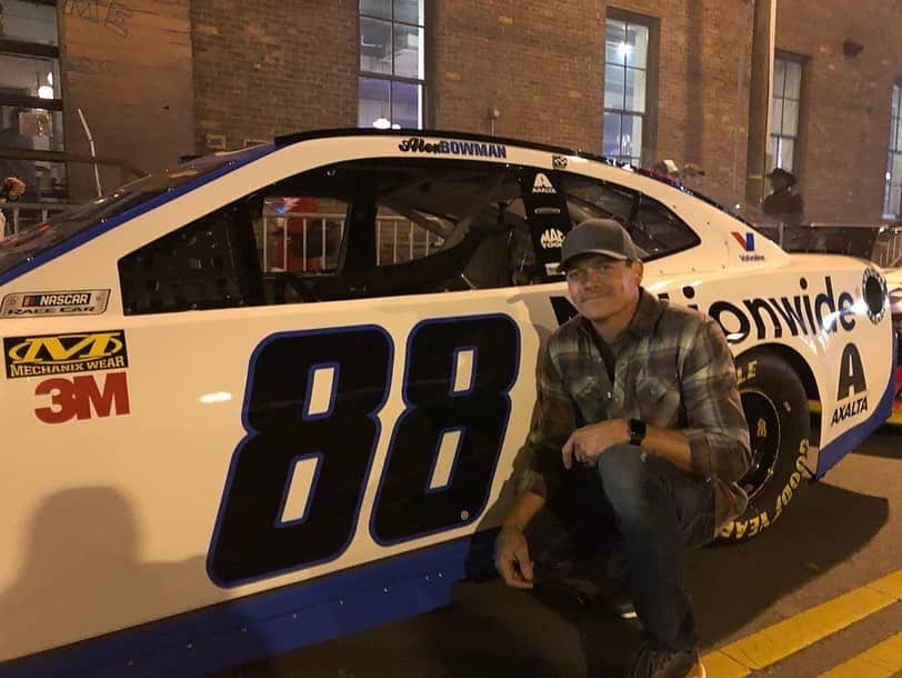 3 Doors Downさんのインスタグラム写真 - (3 Doors DownInstagram)「“Ever wonder what it’s like to do donuts in Nascar?.... well @alexbowman88 was nice enough to show me last night in Nashville .........AND IT WAS AWESOME!!!! Swipe over to check it out from the inside.” - @brad3doorsdown #ChampionsWeek @nascar」12月6日 1時21分 - 3doorsdown