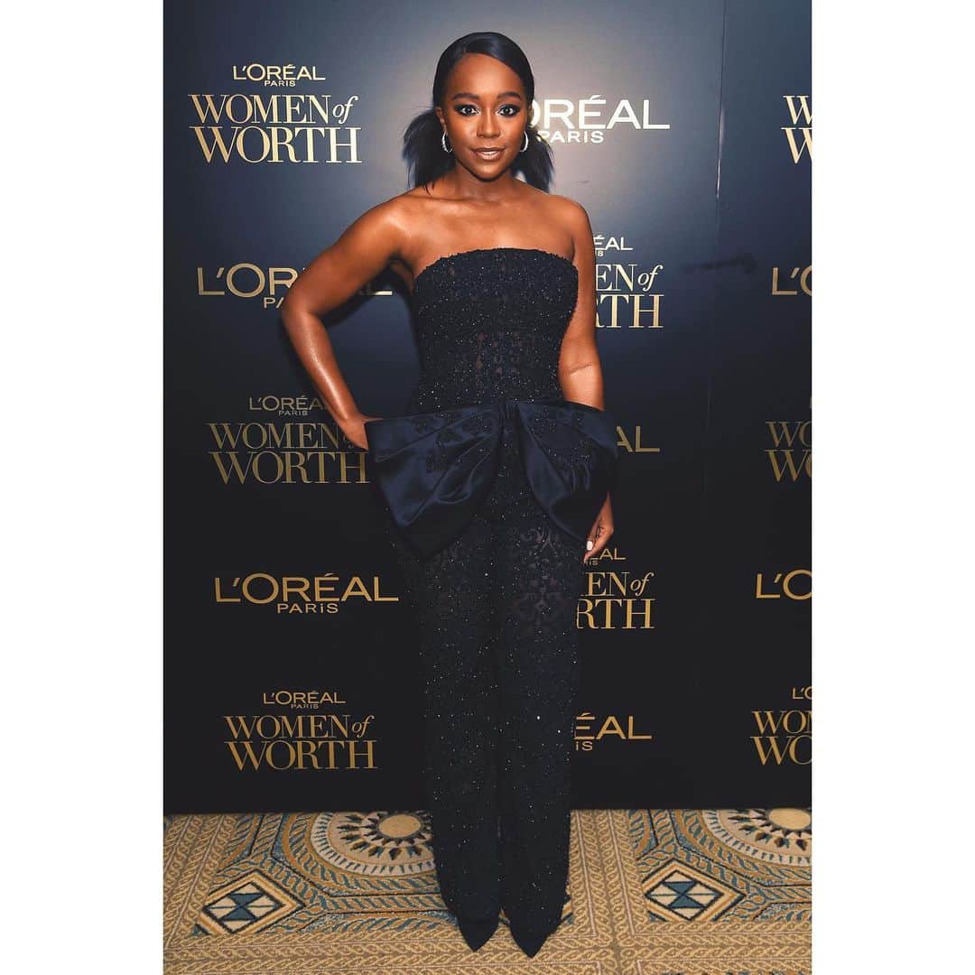 アジャ・ナオミ・キングのインスタグラム：「Still processing how AMAZING last night felt... in the meantime, here is me before all the tears!💋 @lorealmakeup @waymanandmicah @joannasimkin @ursulastephen  #womenofworth」