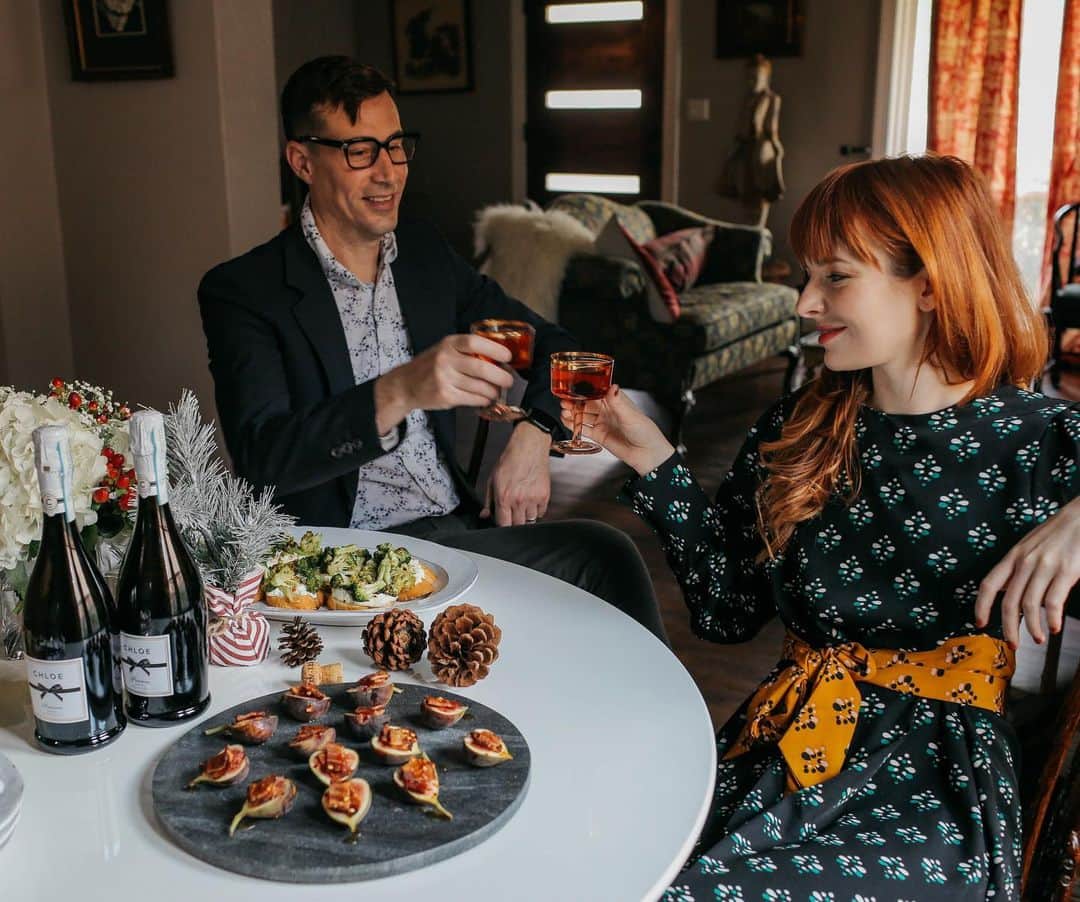ジェーン・アルドリッジのインスタグラム：「December is our favorite time of the year. #ad It is my husband’s birthday as well as mine, and then there is Christmas and New Years, so we have a lot of celebrating to do. I have been excitedly planning my party and cocktail menus over the last few weeks, and I have made sure to stock up on @chloewine Prosecco, which has become my go-to for holiday entertaining. It’s the perfect balance of sweet and dry, and sets a classic mood for this time of the year. Go to my blog to read about how we celebrate and find some cocktail ideas for your upcoming celebrations! #classicbeautybottled」