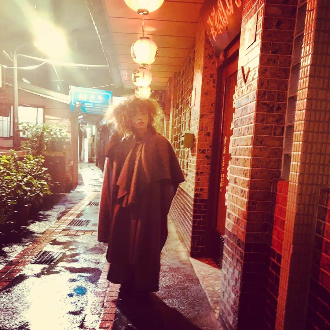 CHARAさんのインスタグラム写真 - (CHARAInstagram)「おもってたより寒いー  マネージャーの馬場さんがこっそり撮ってくれた写真」12月6日 1時21分 - chara_official_