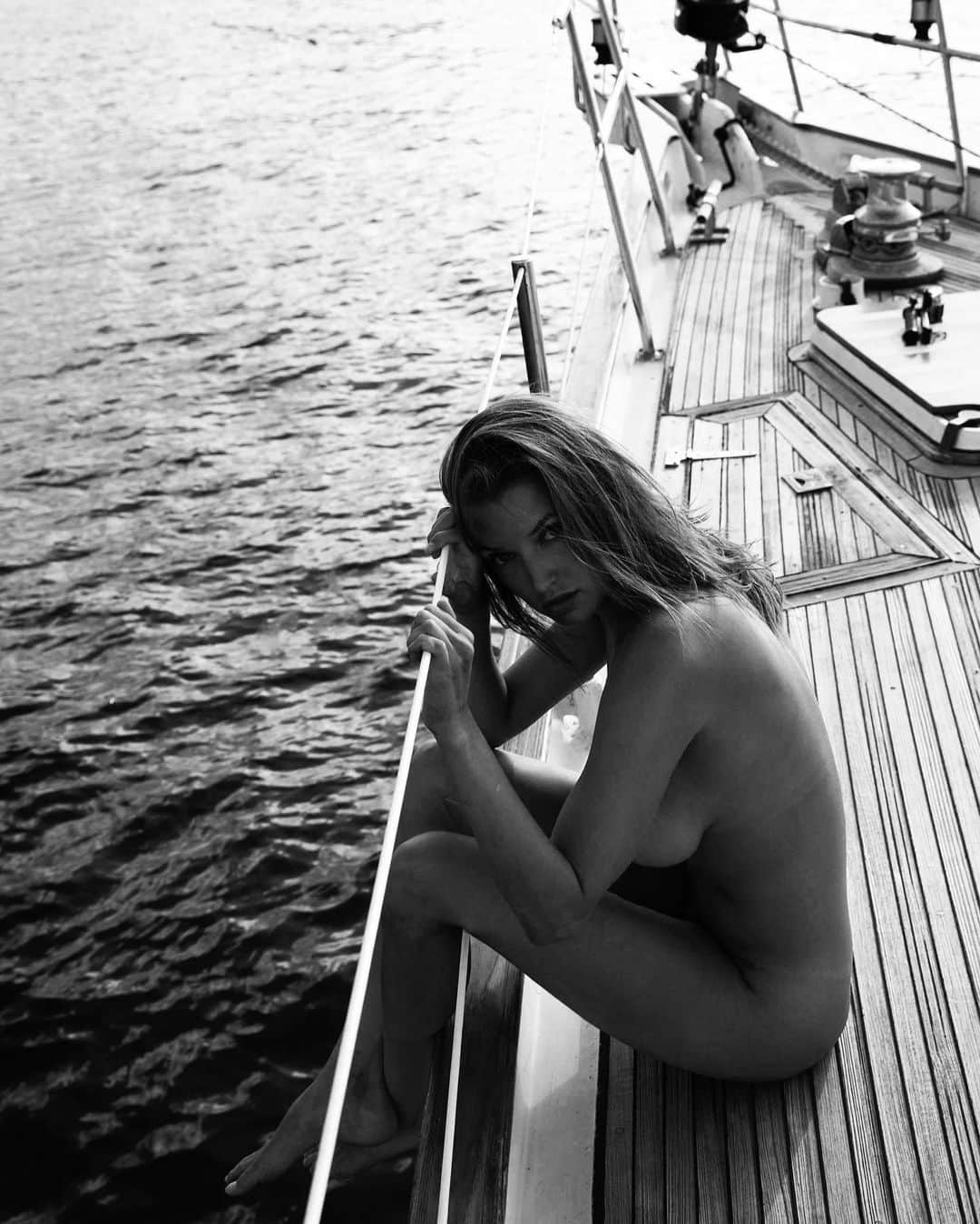 アリッサ・アーチェさんのインスタグラム写真 - (アリッサ・アーチェInstagram)「When a siren enchants the sailor 🧜🏼‍♀️⛵️| 📷- @raffgrosso」12月6日 1時24分 - miss_alyssaarce