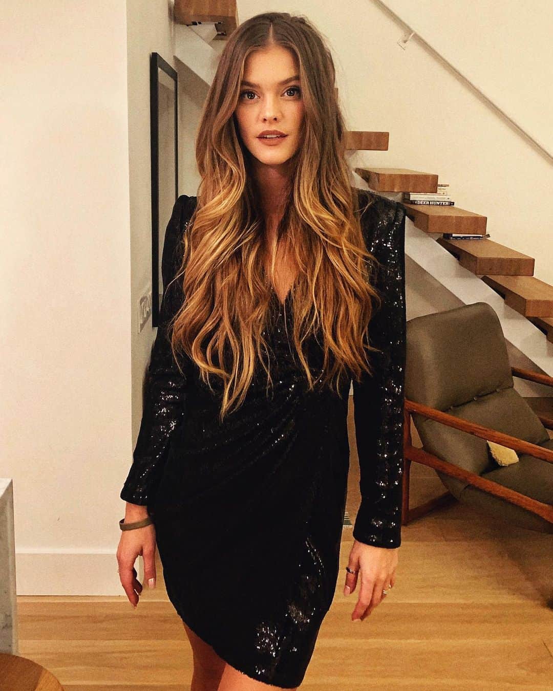 ニーナ・アグダルのインスタグラム：「@dailymail xmas party last night 🖤 Ph cred to my wing man 🧚‍♂️ @justin_s_nyc」