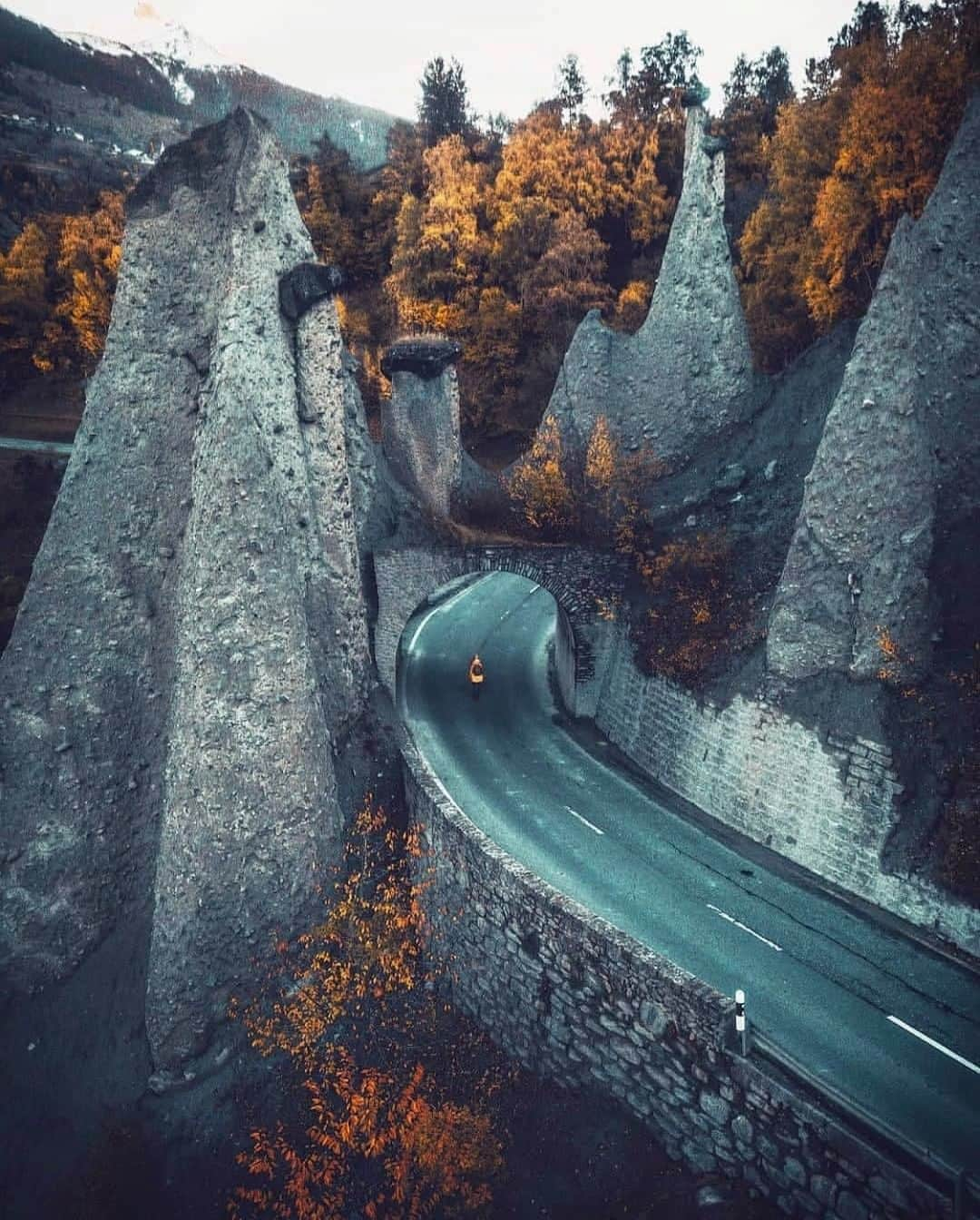 Discoveryさんのインスタグラム写真 - (DiscoveryInstagram)「“Incredible structures of nature in Switzerland with @giuliogroebert.” 📸 + caption by Marcel Siebert (@_marcelsiebert) . . . . #adventure #travel #nature #photography #photooftheday #naturephotography #instagood #wildlifeIG #explore #naturelovers #holidays #wekeepmoments #Switzerland #roads #winter #artchitecture #architecture」12月6日 2時03分 - discovery