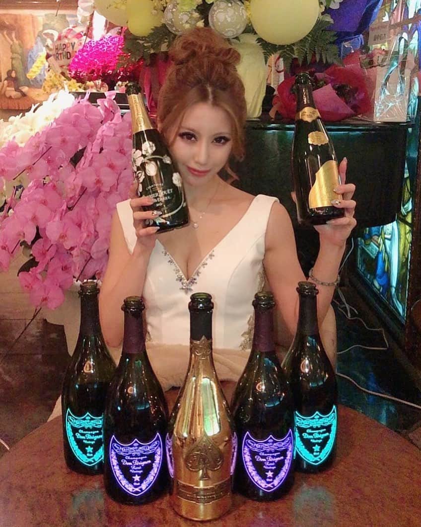 のインスタグラム：「暦開けて26歳になりました🎉  #市川海老蔵も同じ誕生日 #お祝い嬉しみ #バースデー#クール中 #錦#アールズカフェ#キャバクラ #ソウメイジャパン」