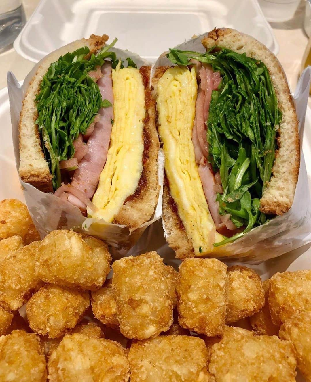 Eater LAさんのインスタグラム写真 - (Eater LAInstagram)「Popsack breakfast sandwich with taters tots on the side from @thepotatosack. 📸: @mrmadmunchies. Hashtag #eaterla on your best photos for a chance to be featured.」12月6日 2時10分 - eater_la