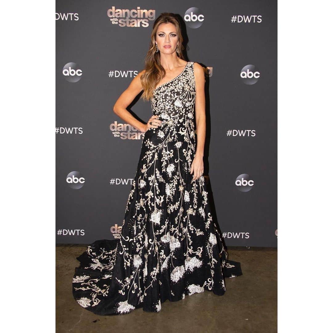 エリン・アンドリューズのインスタグラム：「#TBT Finale @dancingabc My team nailed it all season @itsryanrandall @lisaashleybeauty @anitapatrickson @vtrilling @thefenster @neillanecouture」