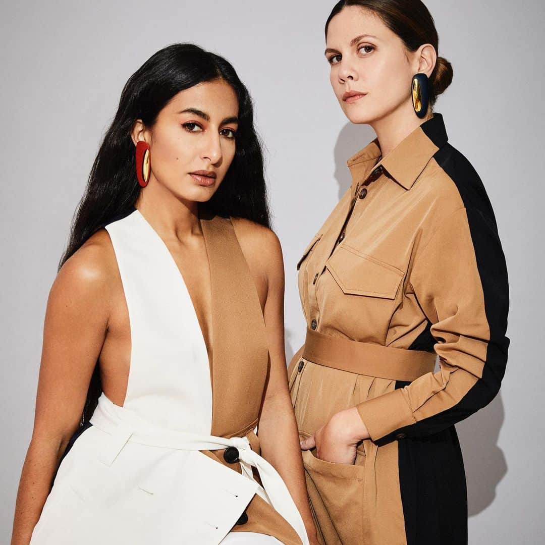 のインスタグラム：「Introducing Nausheen Shah x Monica Sordo Season II EarSculptures. Meet “Peggy” in Terracotta and Midnight.  Named after Peggy Guggenheim who, unlike the others, was a muse to several artists and writers including  Yves Tanguy, Roland Penrose, E. L. T. Mesens and ourselves. In 1949, she settled in Venice and exhibited her art collection for the rest of her life. Today, the Peggy Guggenheim Collection still exists as a modern art museum on the Grand Canal in Venice, Italy and  is worth a trip in itself. #NSxMS #NausheenShah x #MonicaSordo Photo by darling @osvaldoponton ✨ Make Up by @mariannevegasbrandt」