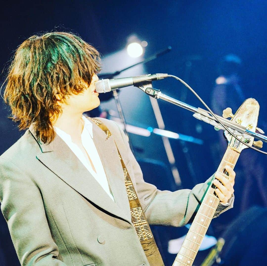 磯部寛之さんのインスタグラム写真 - (磯部寛之Instagram)「Thank you Fukuoka you were amazing. I fractured my knee the last time I was here in May, and it was so good to make a comeback with it all recovered. Fukuoka see you again tomorrow! Hiro 福岡初日楽しかった。前回5月に来た時に膝を骨折しちゃいましたが、完治して帰って来れて本当に良かったです。福岡の皆さん明日もよろしくです◎ひろ #alexandros #tour #fukuoka #zeppfukuoka #福岡 #直接 #完治 #の #報告 #できて #良かった」12月6日 2時14分 - hiro_isobe_alexandros