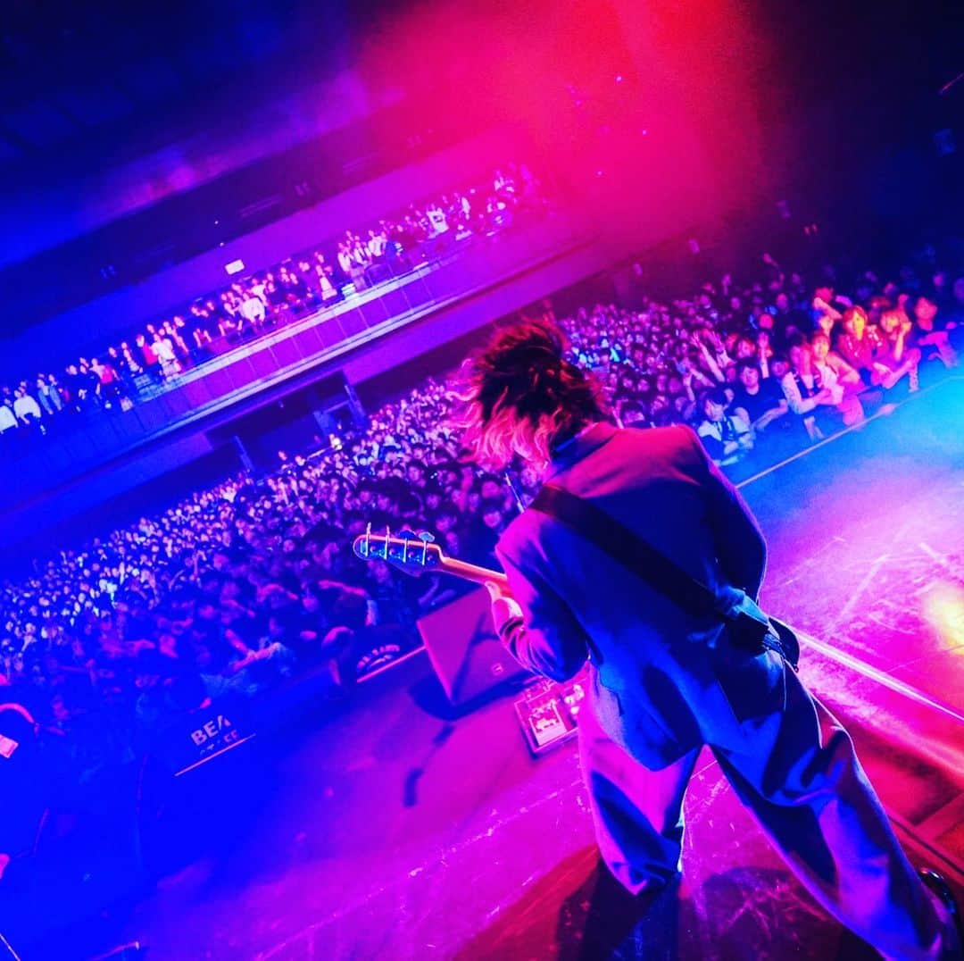磯部寛之のインスタグラム：「Thank you Fukuoka you were amazing. I fractured my knee the last time I was here in May, and it was so good to make a comeback with it all recovered. Fukuoka see you again tomorrow! Hiro 福岡初日楽しかった。前回5月に来た時に膝を骨折しちゃいましたが、完治して帰って来れて本当に良かったです。福岡の皆さん明日もよろしくです◎ひろ #alexandros #tour #fukuoka #zeppfukuoka #福岡 #直接 #完治 #の #報告 #できて #良かった」