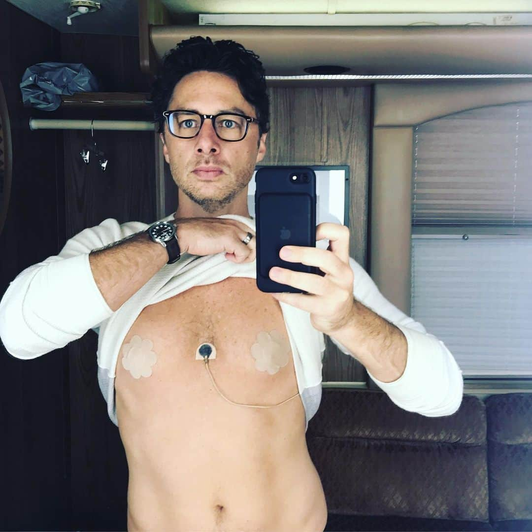 ザック・ブラフさんのインスタグラム写真 - (ザック・ブラフInstagram)「#tbt On ALEX INC the stage was so cold my nips made it look like I was smuggling raisins. #blessed」12月6日 2時17分 - zachbraff