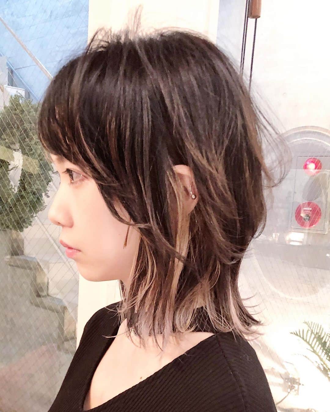 斉藤潤一のインスタグラム：「ウルフカットにオールインナーカラー  明るいカラーが好きな方は是非 . 〒150-0041 東京都渋谷区神南 ご予約はこちらへ ☞☞ TEL ☏﻿ ﻿03-3462-2093 web  roco@1cs.jp 渋谷 美容室 #rocospearz . 〒150-0041 東京都渋谷区神南1-14-9 第7FMGビルB1F . . ご予約はこちらへ ☞☞ TEL ☏﻿ ﻿03-3462-2093 web  roco@1cs.jp . ★平日  open  11:30-22:30 ★土日祝  open  11:00-21:30  #渋谷#東京#oggiotto#新宿#新宿美容室#ヘアアレンジ #外国人風#ロングヘアアレンジ #hair#渋谷美容室 #インナーカラー#オシャレ#ウルフヘア #ダブルカラー#外国人風カラー#ショートヘア #ヘアアレンジ #ケアブリーチ  #ラベンダーアッシュ #newcolor #ウルフレイヤー #tokyo #shibuya #hair #ウルフカット #モデル」