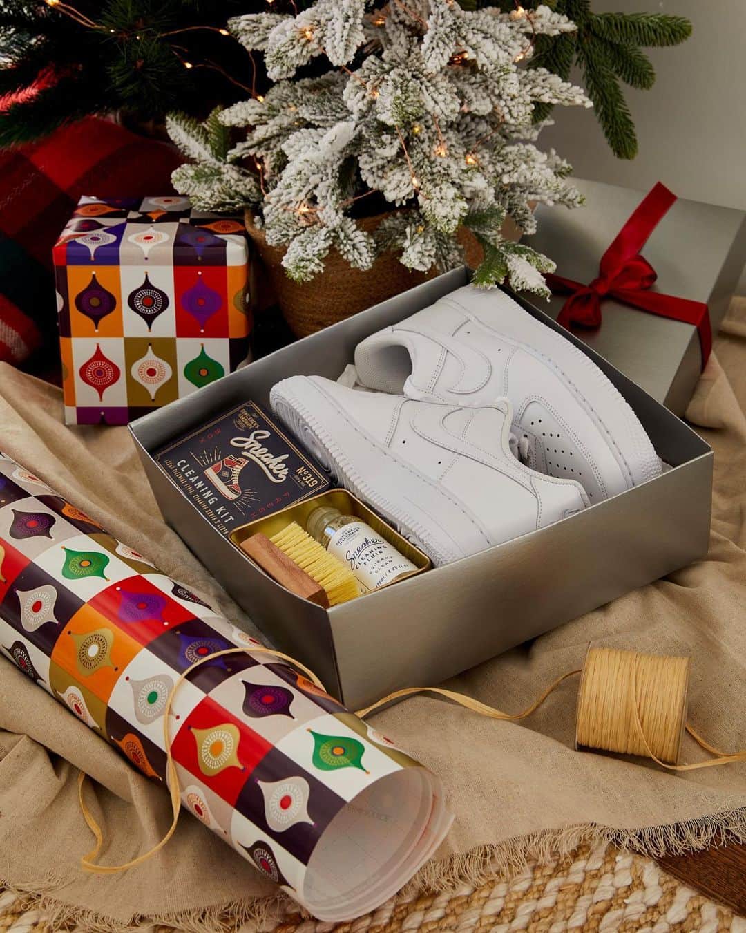 Nordstromさんのインスタグラム写真 - (NordstromInstagram)「Needless to say, the sneakerhead in your life will be pleased. From shoes to shoe cleaner and everything in between, shop our most giftable items at the link in bio.」12月6日 2時29分 - nordstrom