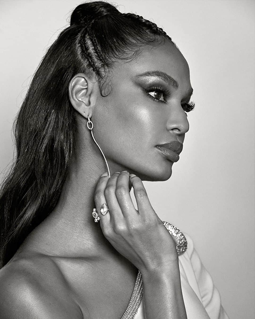 SWAROVSKIさんのインスタグラム写真 - (SWAROVSKIInstagram)「Rounding up our @AtelierSwarovski X @StellaMcCartney Conscious Luxury Red Carpet collaboration is the most beautiful @JoanSmalls who shone at the Fashion Awards 2019 in Atelier Swarovski Fine Jewelry by @paigenovick and @penelopecruzoficial , which highlights the pure beauty of @swarovskicreateddiamonds. . #SwarovskiCreativeCollaborations #Swarovski #AtelierSwarovski #ConsciousLuxury #FashionAwards @BritishFashionCouncil #JoanSmalls  Image Credits: Photographer @davide_cossu Stylist @vanessacoyle Creative @springstudios」12月6日 2時33分 - swarovski