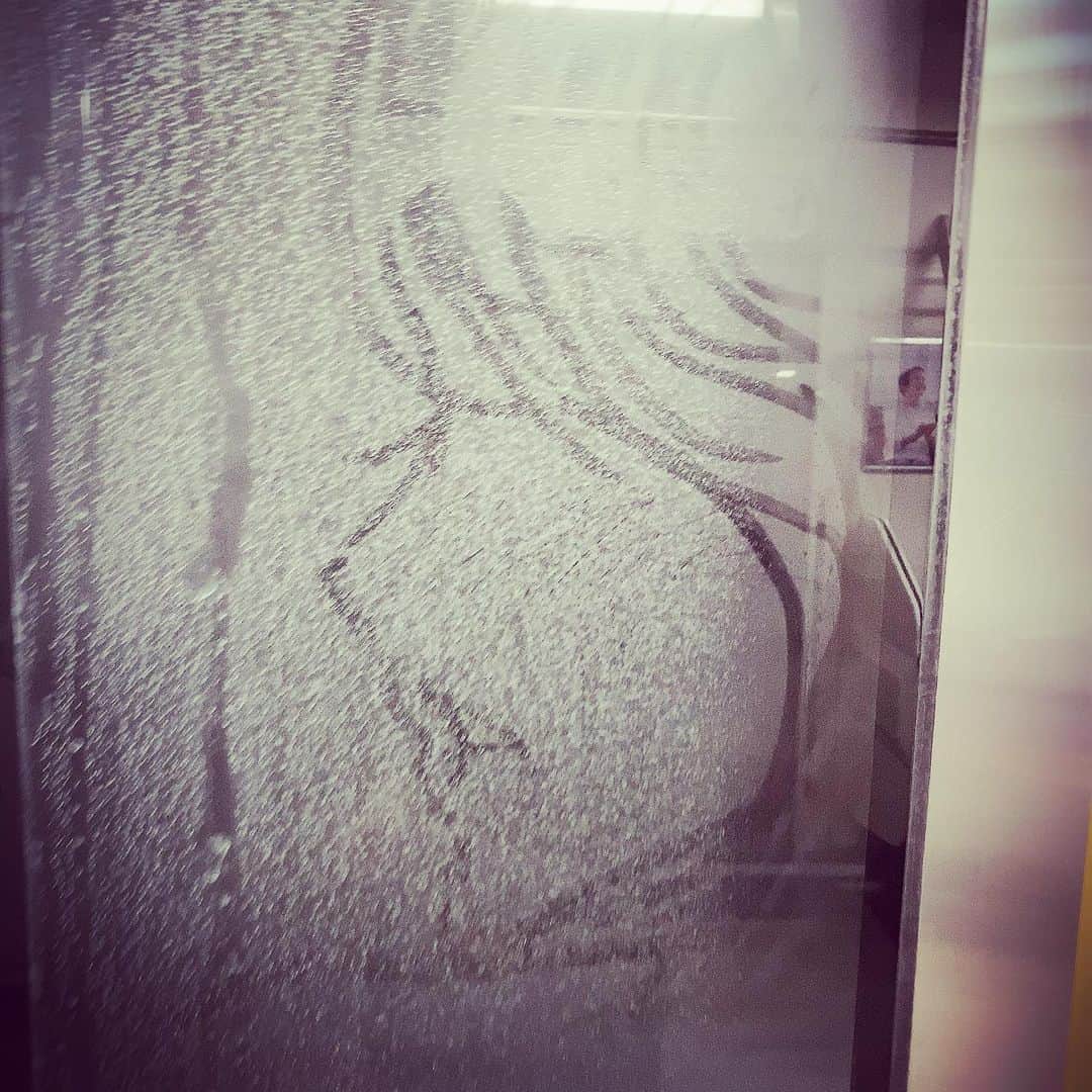 小原尚子のインスタグラム：「曇った電車の窓に描く横顔 #何してんの #やりたくなるよね #そこに曇ったガラスがあったから」